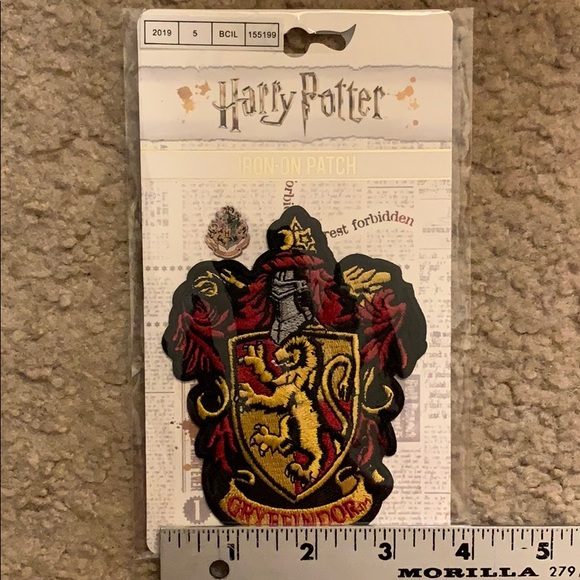 Harry Potter Gryffindor Iron-on Patch -NWT - Picture 2 of 3